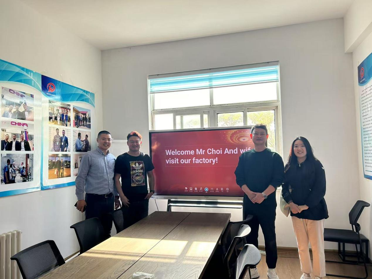 कोरियाई ग्राहक हमारे कारखाने पर जाते हैं