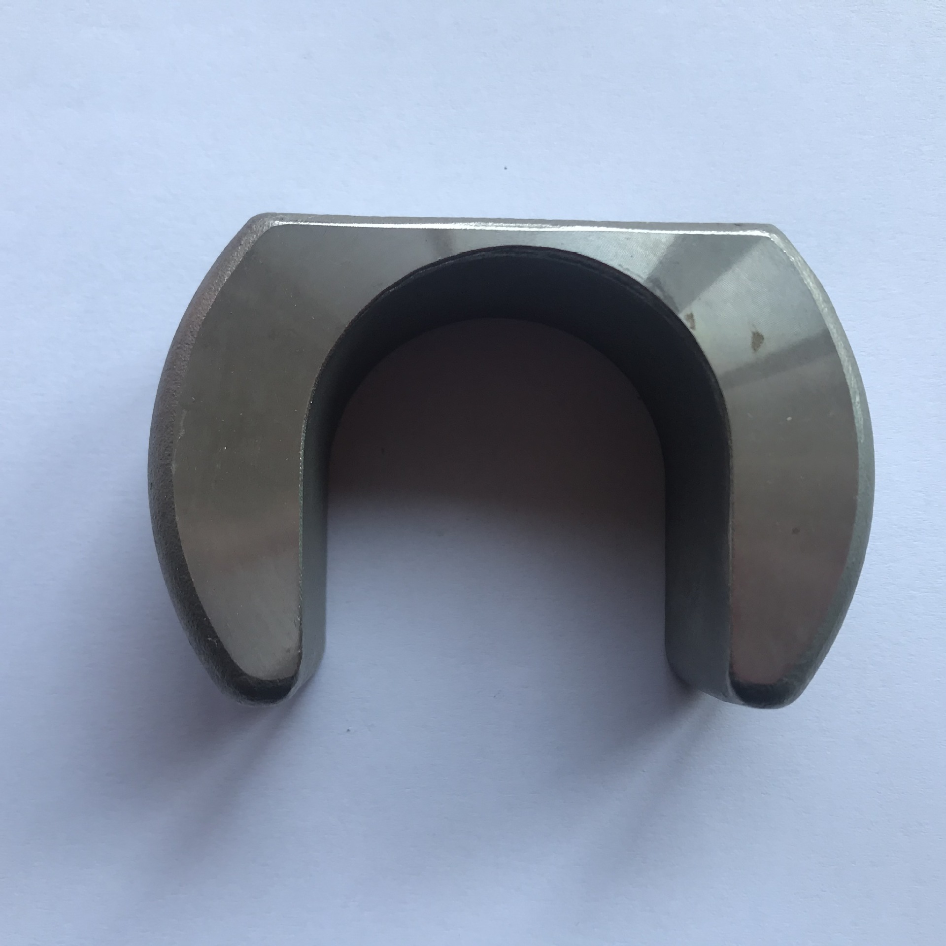 निवेश मोल्डिंग प्रक्रिया के दौरान पानी के गिलास रेत से बने खोल में प्रदूषण का क्या कारण है?