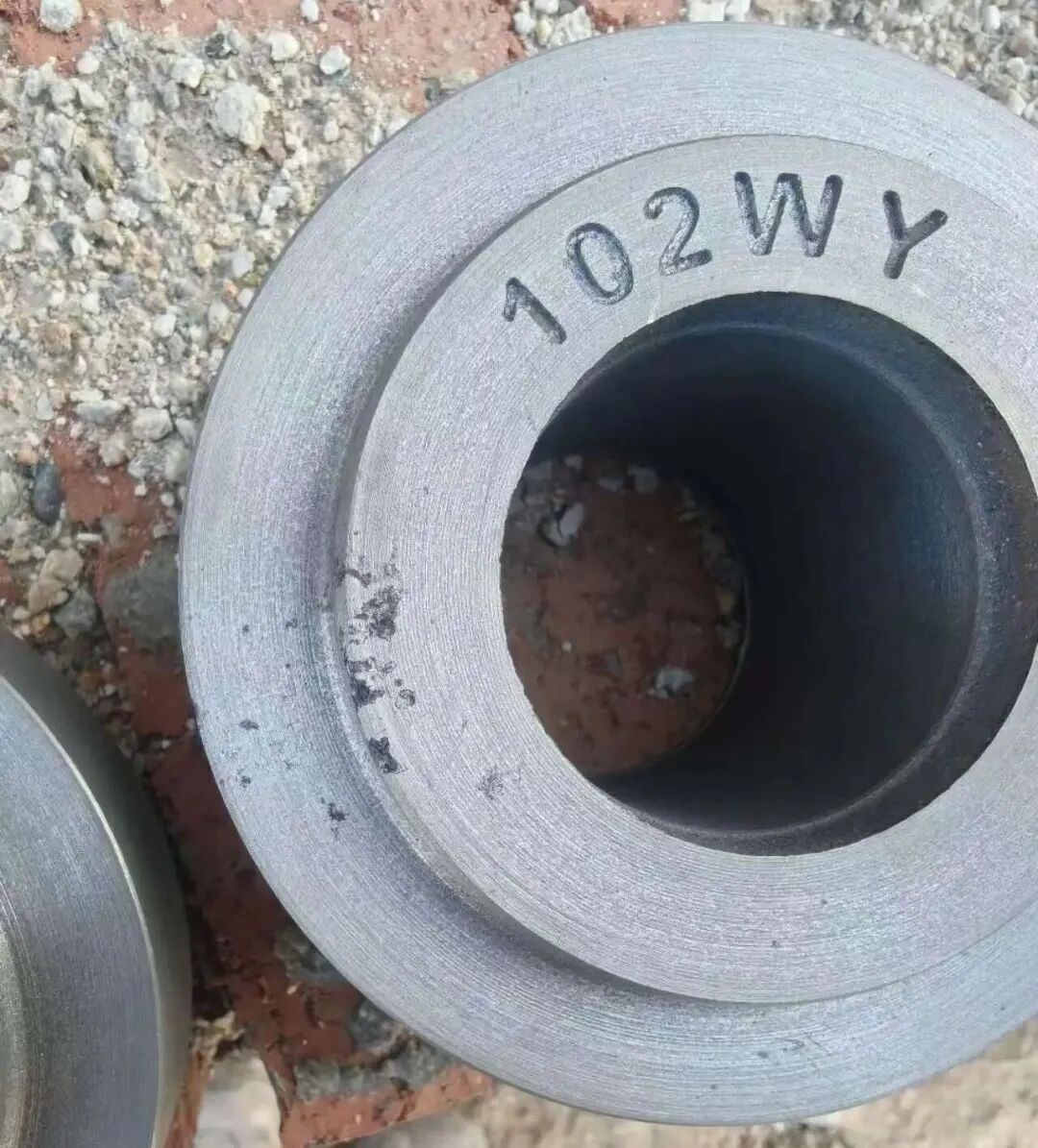 हरी रेत का उपयोग करके ग्रे कास्ट आयरन भागों के उत्पादन में रेत फ्लशिंग दोषों की विशेषताएं क्या हैं? स्लैग नेत्र दोष में क्या अंतर है?