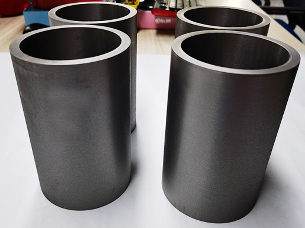 ग्रे कास्ट आयरन 200 के यांत्रिक प्रसंस्करण प्रदर्शन पर उच्च या निम्न सिलिकॉन का क्या प्रभाव पड़ता है?