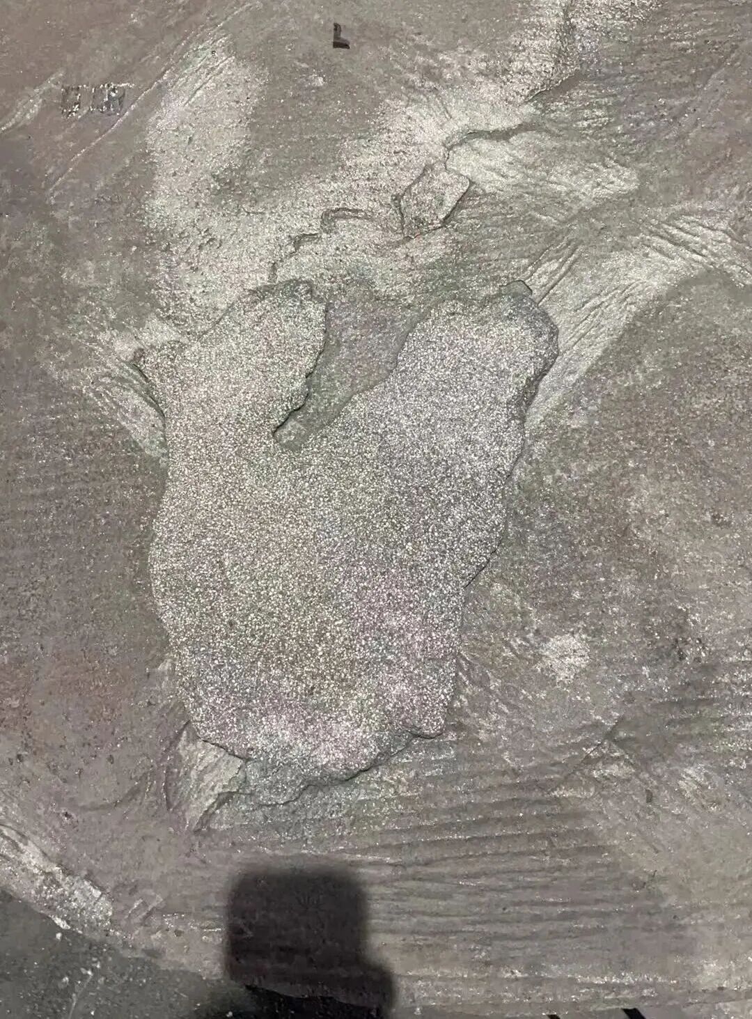 रेज़िन सैंड कास्टिंग द्वारा निर्मित ग्रे कास्ट आयरन भागों की ऊपरी सतह पर रेत के दाने जैसे दोषों को कैसे हल किया जा सकता है?